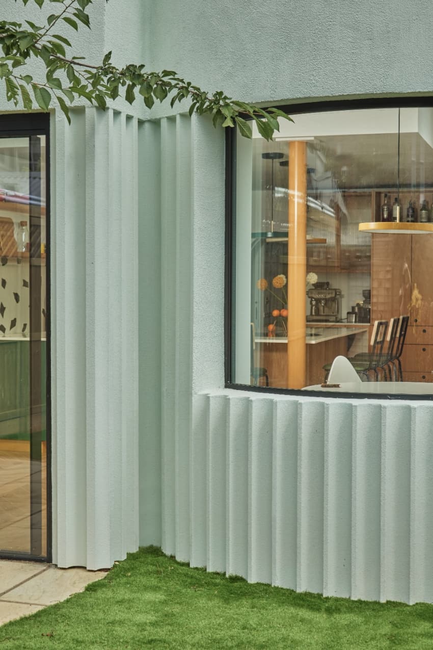 Una serie de tragaluces cuadrados y circulares introducen proyecciones de luz geométricas dentro de Mint House.