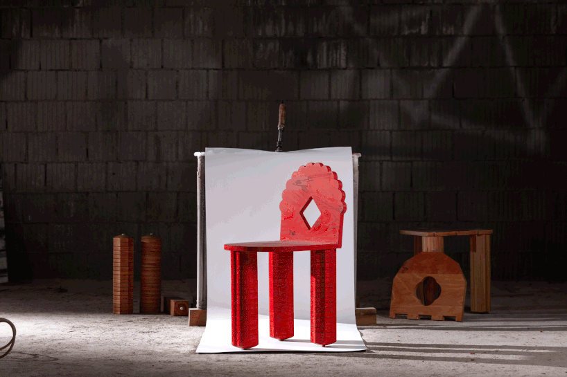 La escultural silla de madera de Shape & Shade reinventa el tradicional taburete shkam albanés