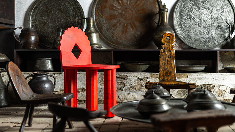 La escultural silla de madera de Shape & Shade reinventa el tradicional taburete shkam albanés