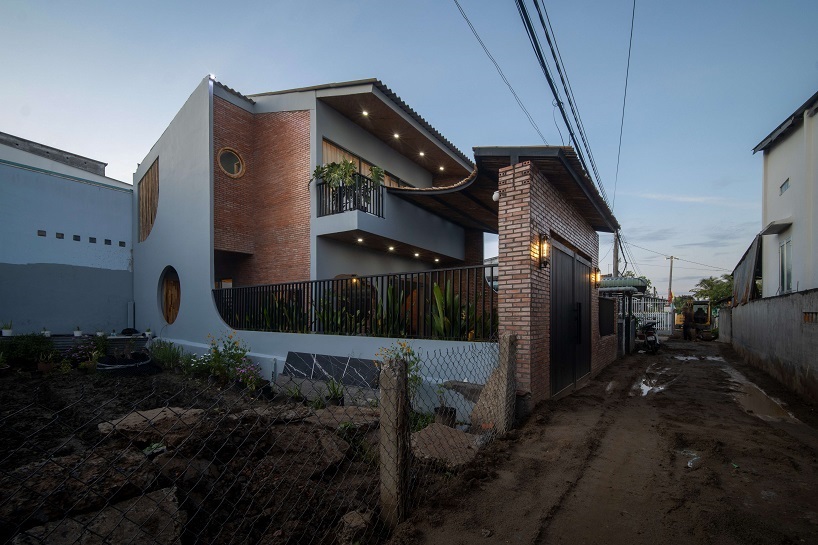 Archiro casa de campo vietnamita moderna en forma de tablas de paja, paredes de ladrillo y bambú 