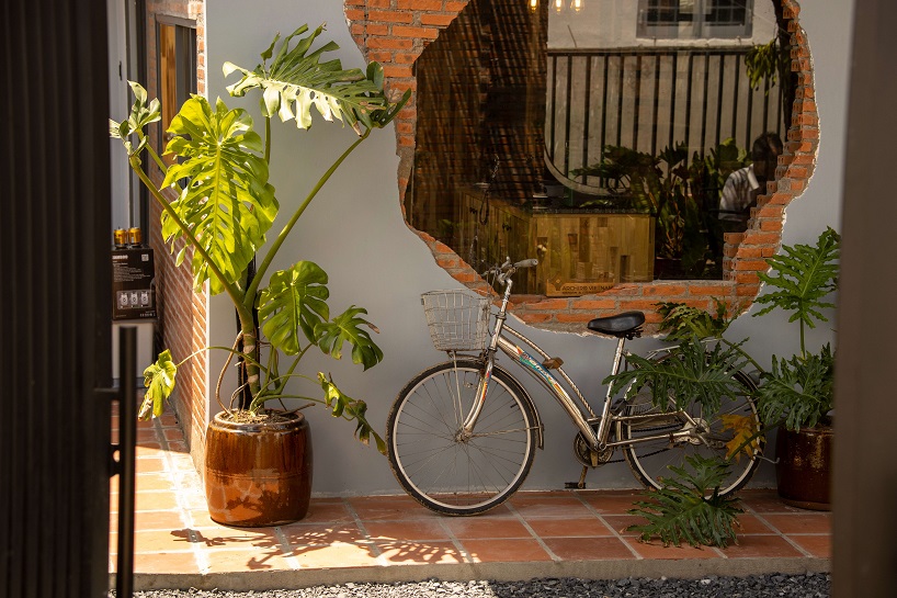 Archiro casa de campo vietnamita moderna en forma de tablas de paja, paredes de ladrillo y bambú 