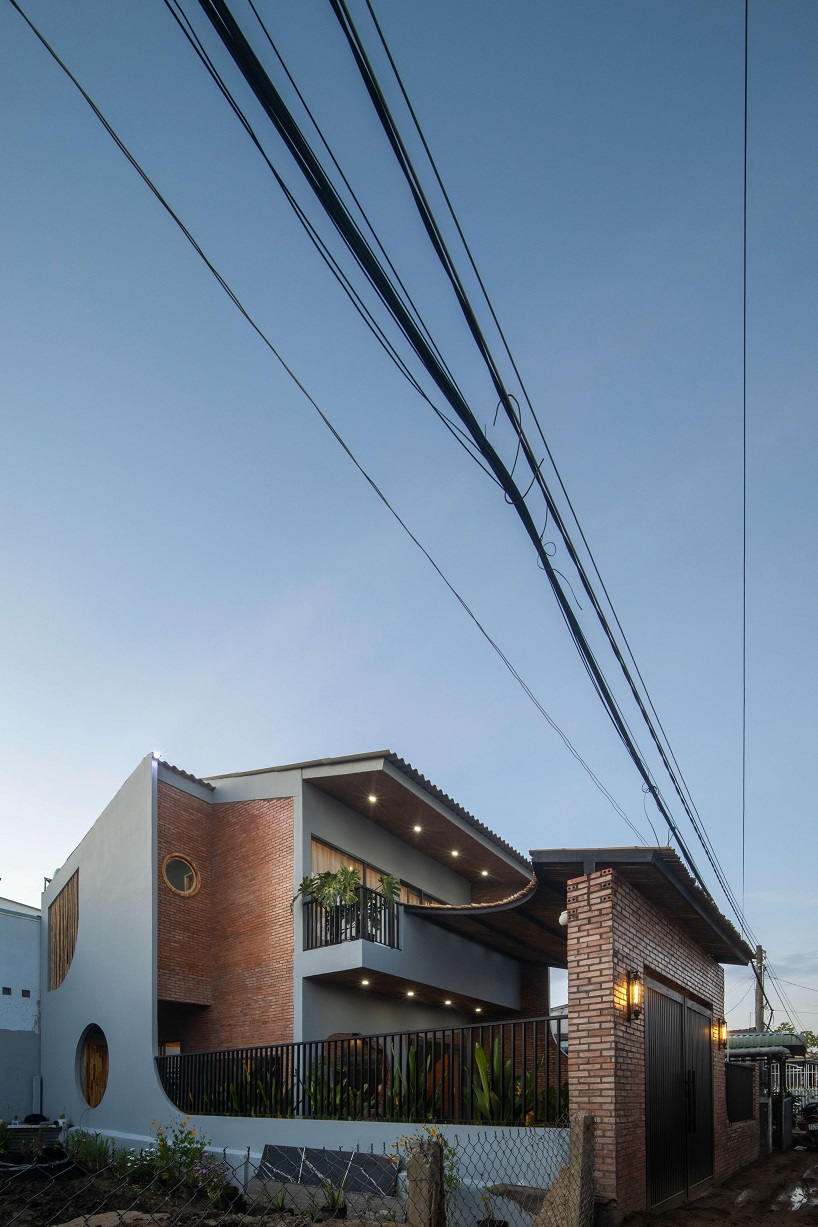 Archiro casa de campo vietnamita moderna en forma de tablas de paja, paredes de ladrillo y bambú 