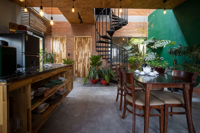 Archiro casa de campo vietnamita moderna en forma de tablas de paja, paredes de ladrillo y bambú 