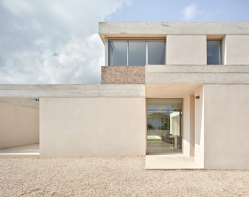 green courtyards encircle casa en dénia by quadrat estudio and contell martínez in spain