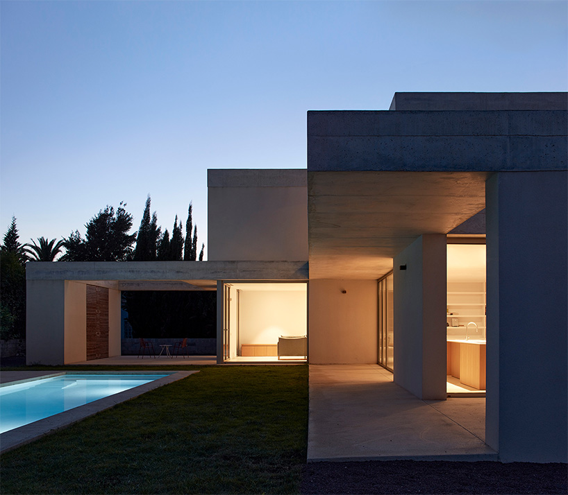 green courtyards encircle casa en dénia by quadrat estudio and contell martínez in spain