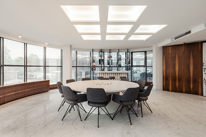 KAAF designs akrolithos' new headquarters and showroom in greece