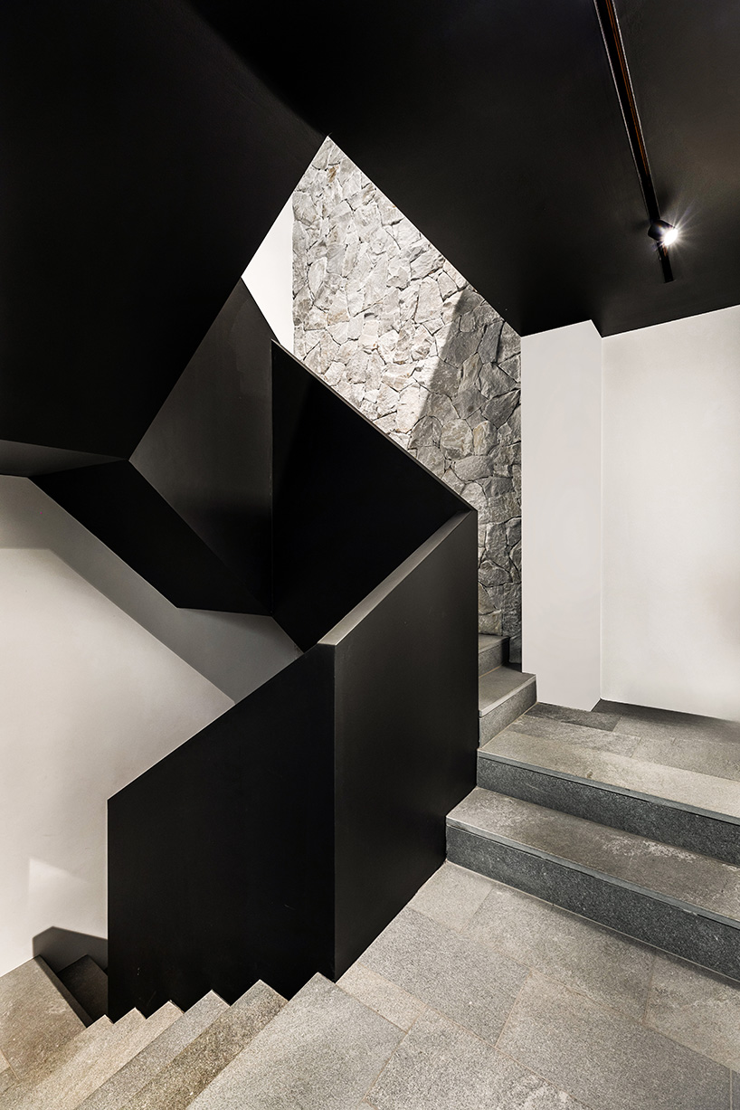 KAAF designs akrolithos' new headquarters and showroom in greece