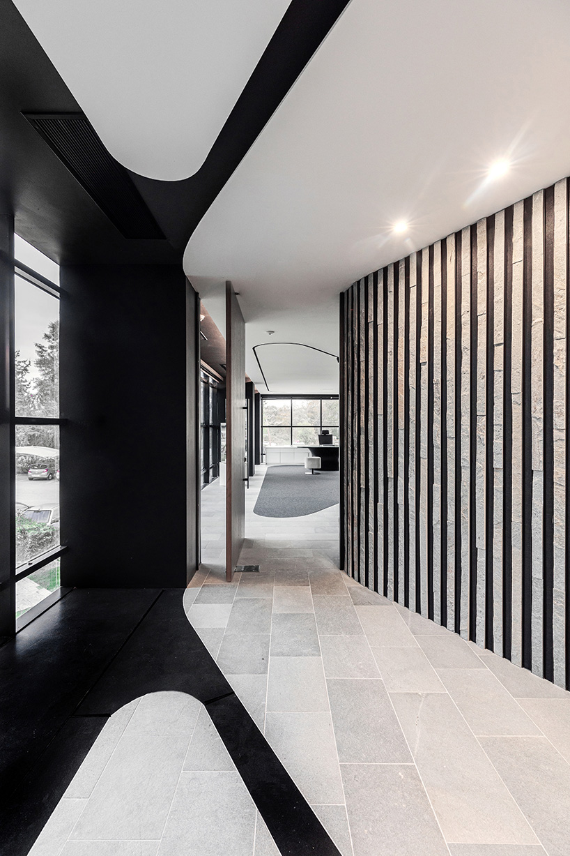 KAAF designs akrolithos' new headquarters and showroom in greece