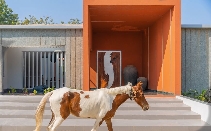 linear, unbroken wall encloses weekend villa by maanchitra in rural india