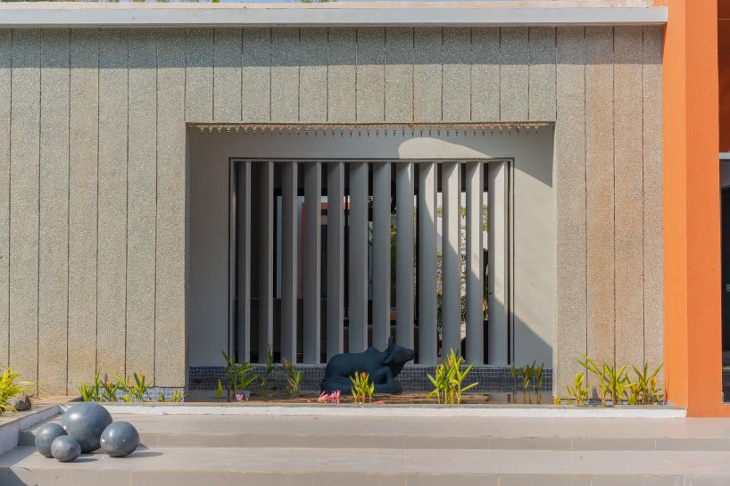 linear, unbroken wall encloses weekend villa by maanchitra in rural india