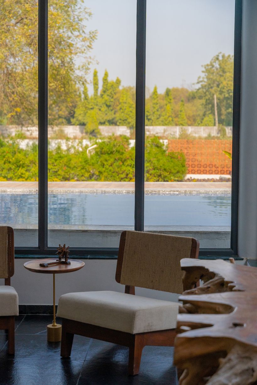 linear, unbroken wall encloses weekend villa by maanchitra in rural india