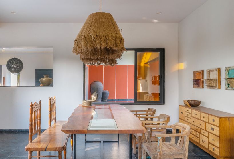 linear, unbroken wall encloses weekend villa by maanchitra in rural india