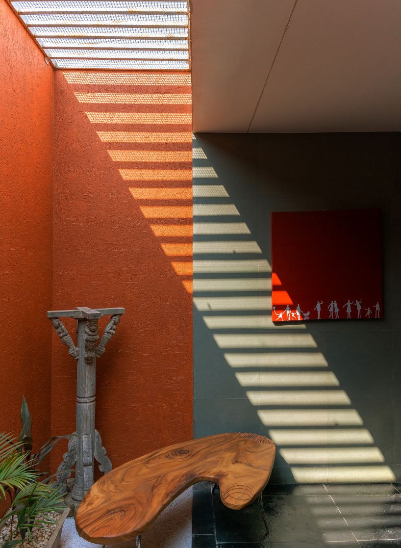 linear, unbroken wall encloses weekend villa by maanchitra in rural india