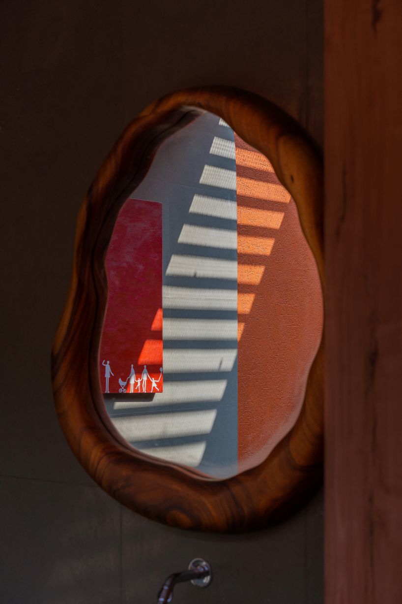 linear, unbroken wall encloses weekend villa by maanchitra in rural india