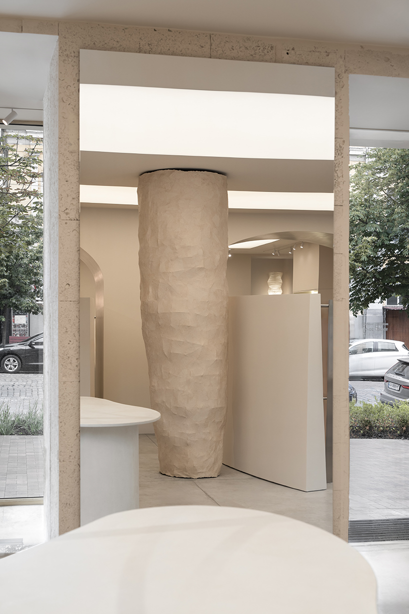 sculptural strategy between the walls redefines retail with papaya showroom 10