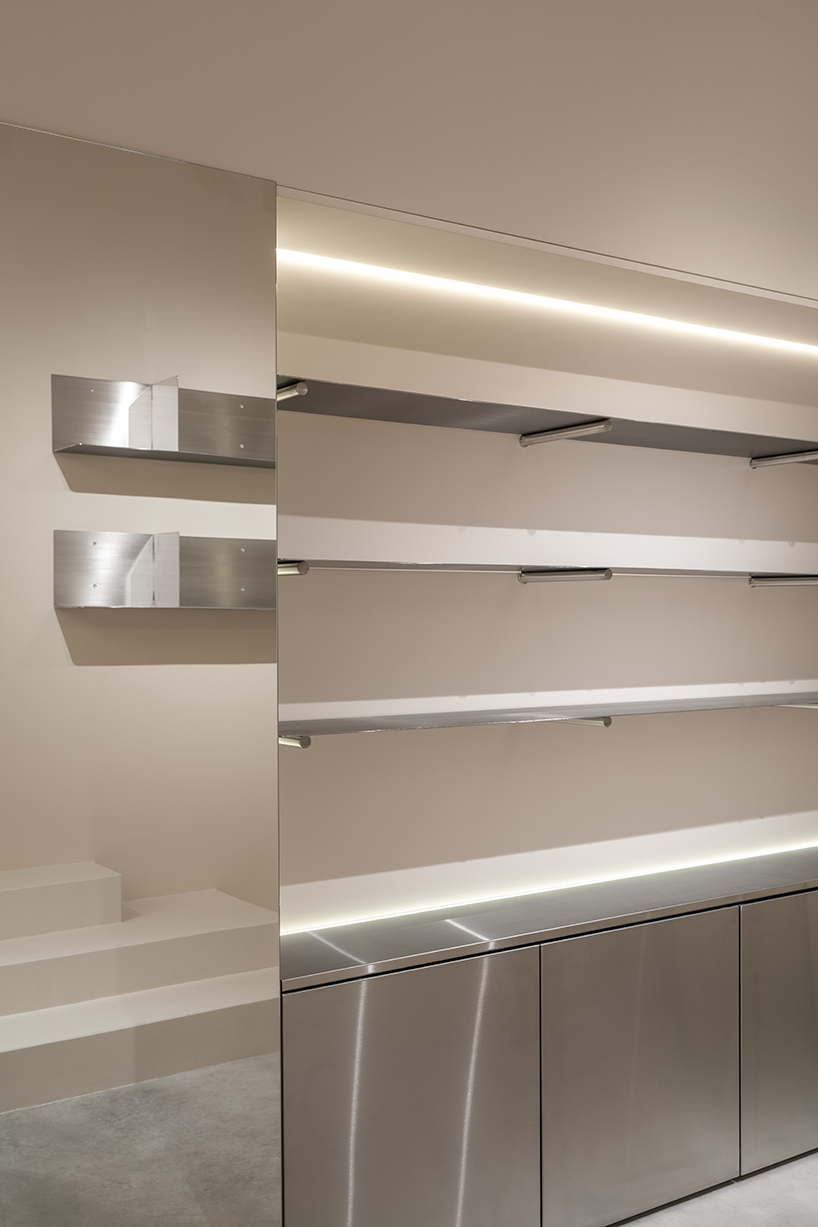 sculptural strategy between the walls redefines retail with papaya showroom 4