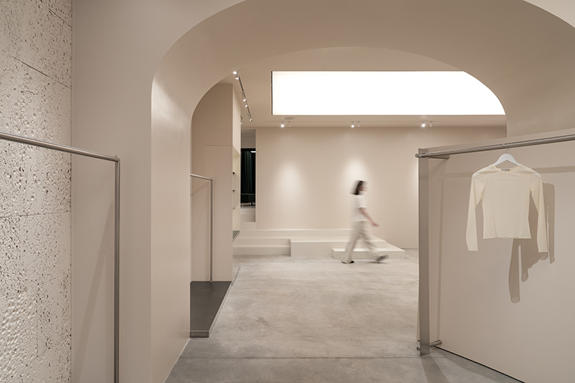 sculptural strategy between the walls redefines retail with papaya showroom 8