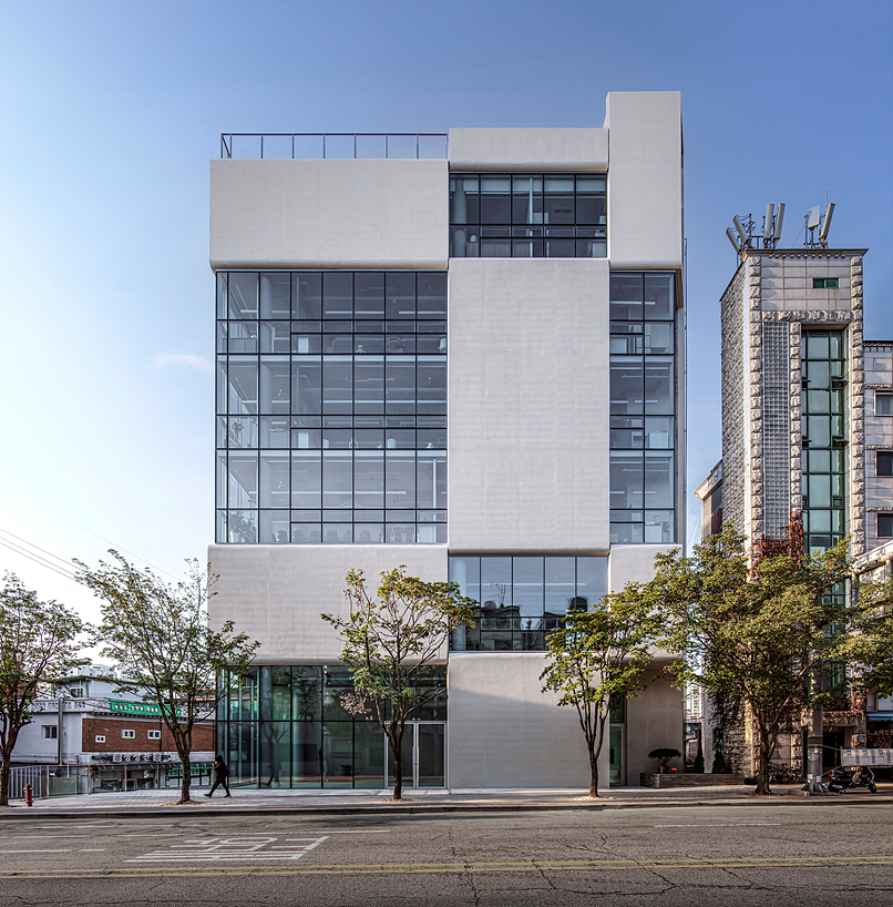 concrete and glass interplay upon kn global seoul headquarters' facade by zaira