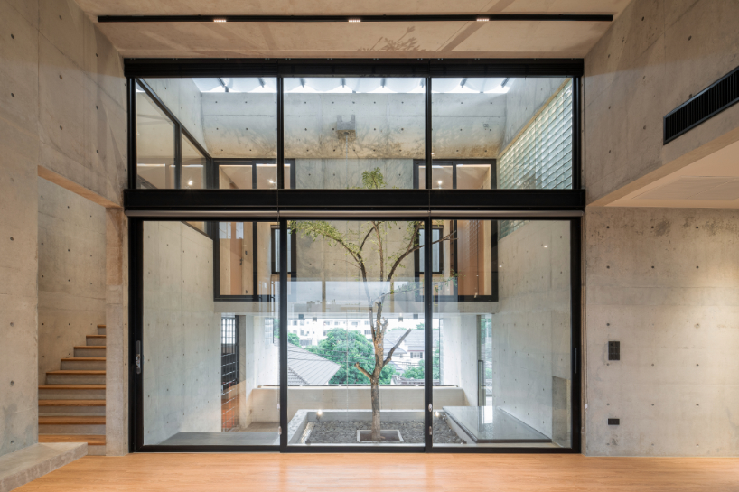 El patio verde de Bangkok ancla casas y oficinas mixtas dentro de una estructura de hormigón