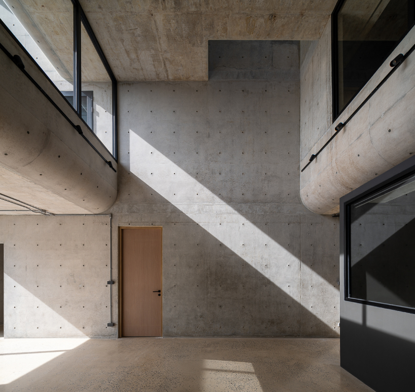 El patio verde de Bangkok ancla casas y oficinas mixtas dentro de una estructura de hormigón