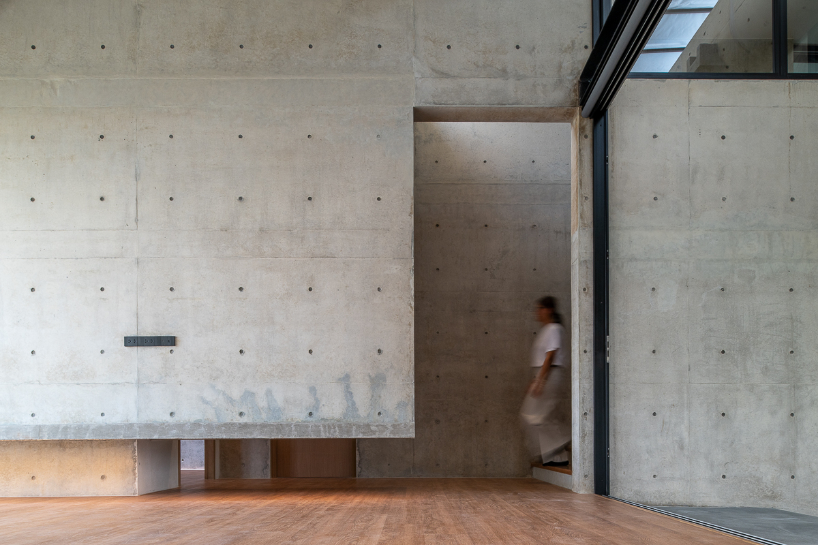 El patio verde de Bangkok ancla casas y oficinas mixtas dentro de una estructura de hormigón