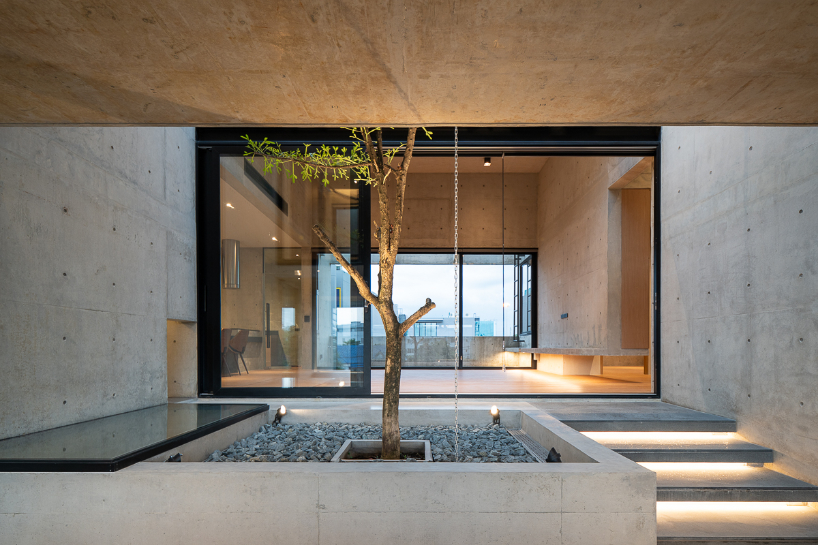 El patio verde de Bangkok ancla casas y oficinas mixtas dentro de una estructura de hormigón