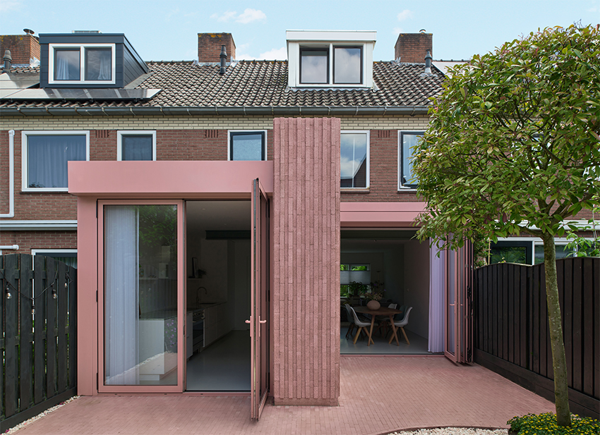 des briques de béton roses verticales enveloppent la maison Rosa des architectes d'Atlas aux Pays-Bas