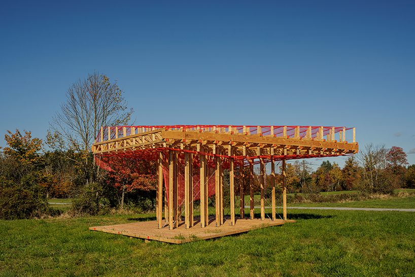 Cabina de llamada de cortina de madera cubierta con rejilla roja junto al edificio de oficinas en Woodstock