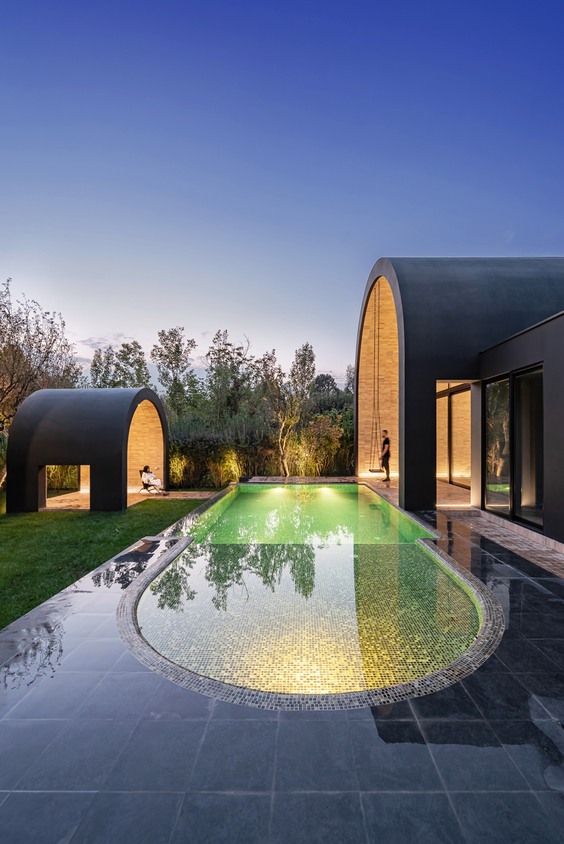 ＊DOM SPACE DESIGN ＊ vaulted residence by super void space splits across narrow