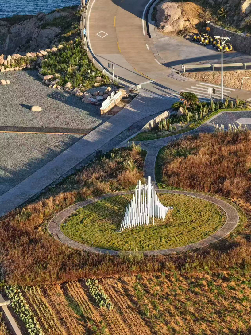 forest of steel pillars creates swinging installation enveloped in cloud-like mist in china