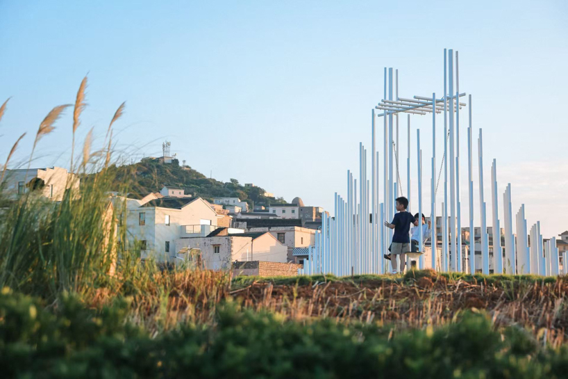 forest of steel pillars creates swinging installation enveloped in cloud-like mist in china