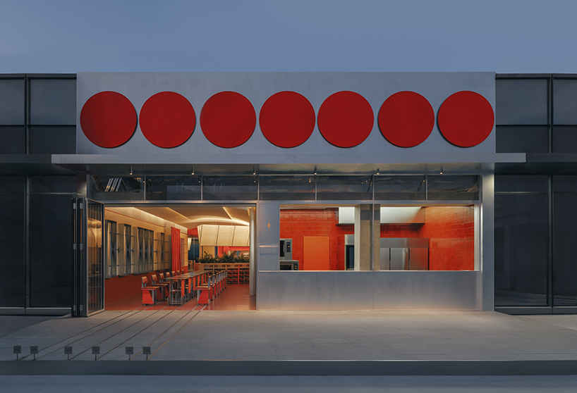 on site on track a cafe in motion 3