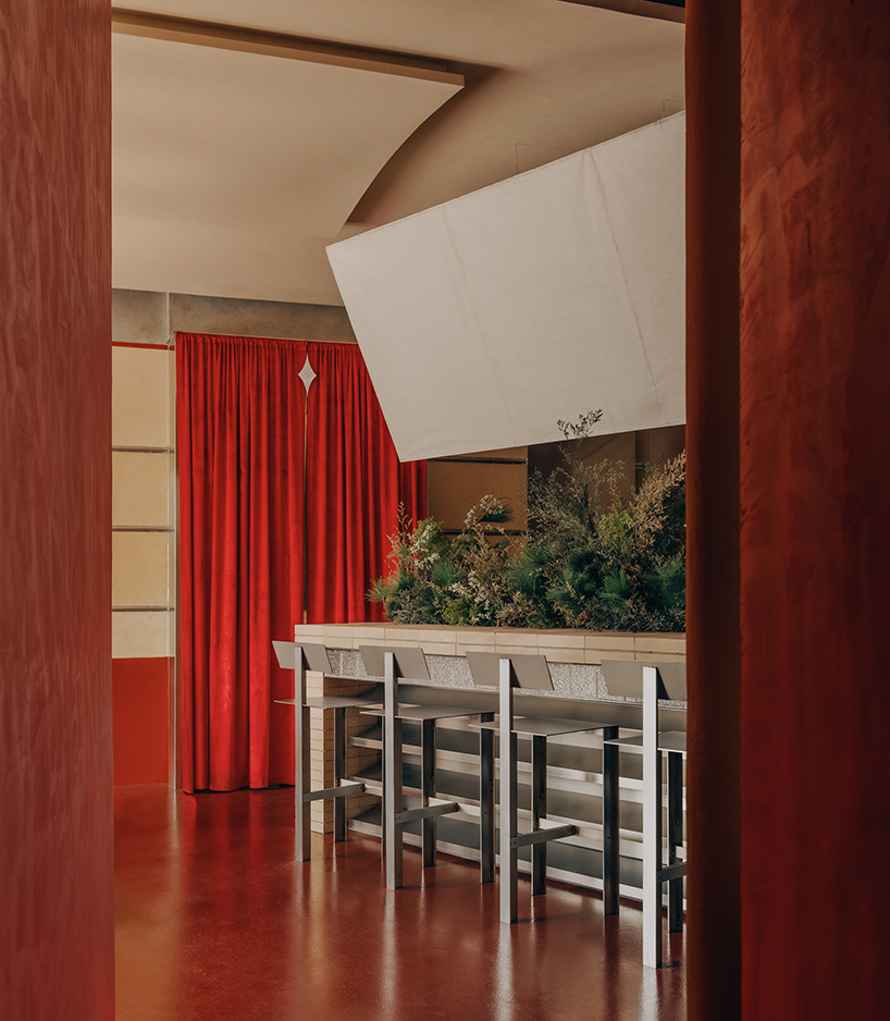 on site on track a cafe in motion 5