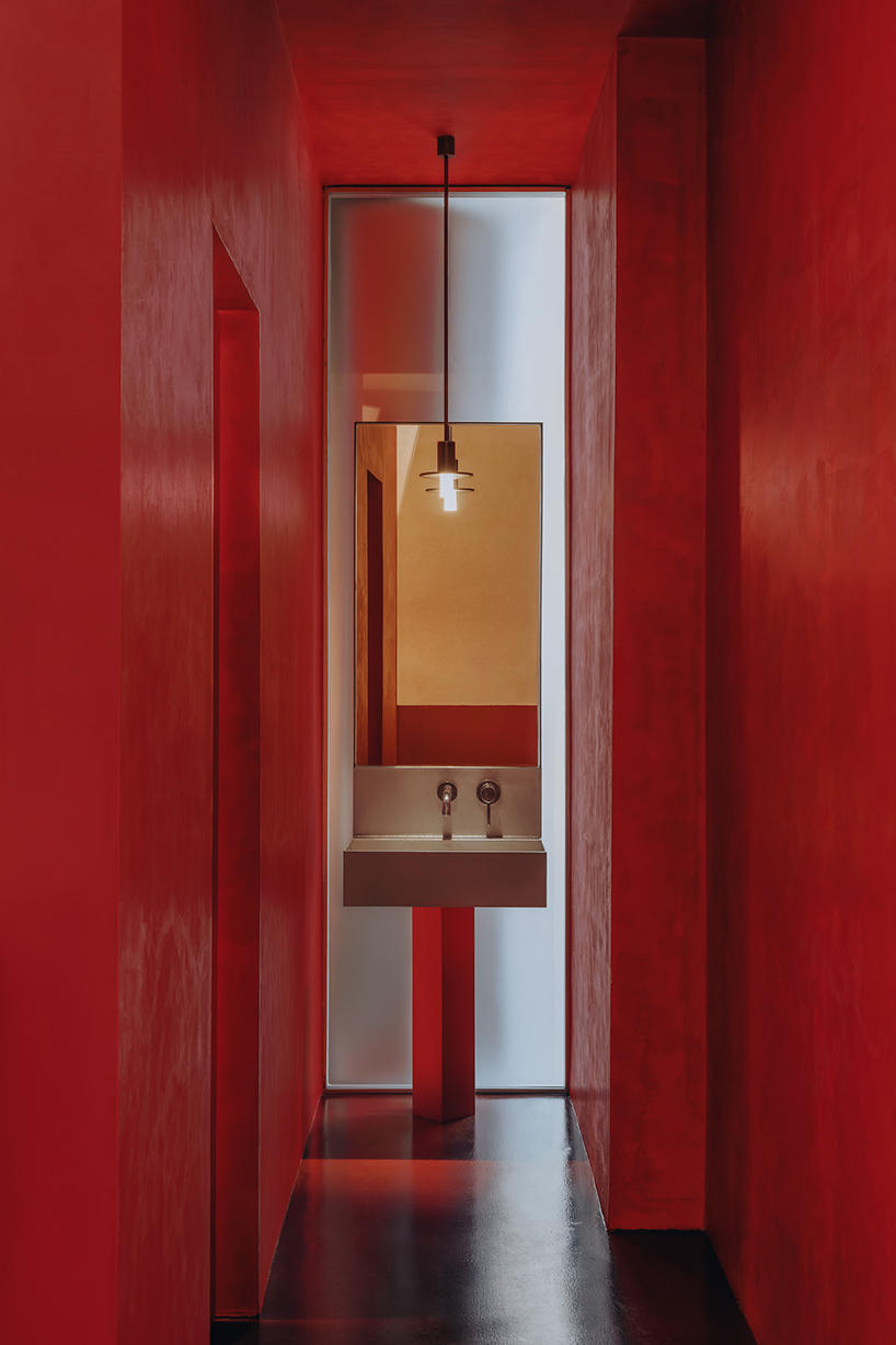 on site on track a cafe in motion 8