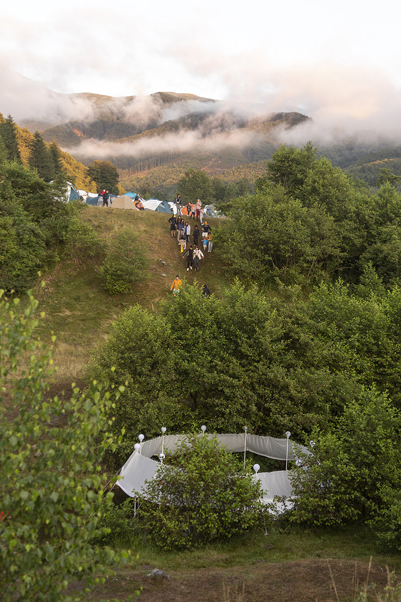 La instalación textil de círculo corto de Atelier Vrac activa las montañas y ríos rumanos