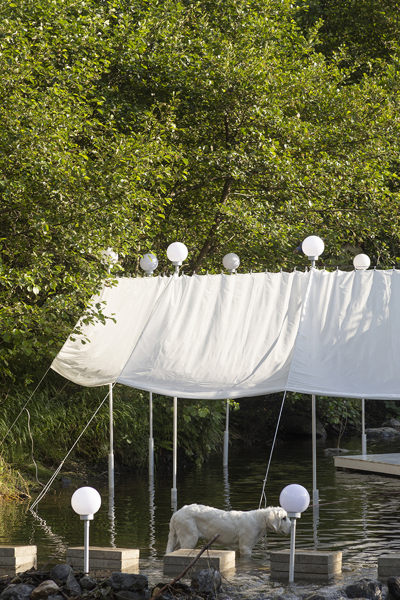 La instalación textil de círculo corto de Atelier Vrac activa las montañas y ríos rumanos