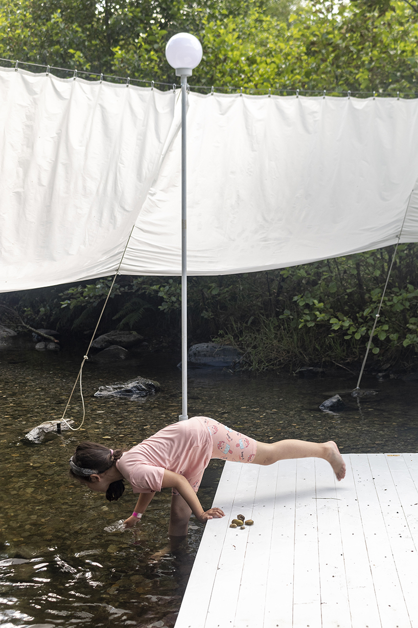 La instalación textil de círculo corto de Atelier Vrac activa las montañas y ríos rumanos