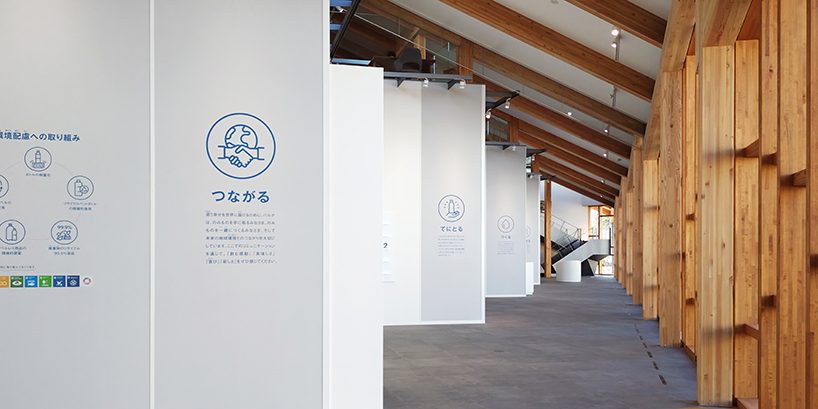 Se distribuyen siete techos de aguilón superpuestos en el Centro de Innovación de Haruna, Japón