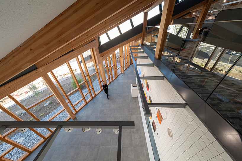 Se distribuyen siete techos de aguilón superpuestos en el Centro de Innovación de Haruna, Japón