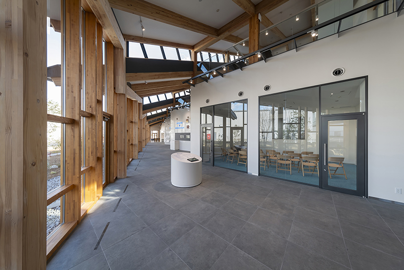 Se distribuyen siete techos de aguilón superpuestos en el Centro de Innovación de Haruna, Japón