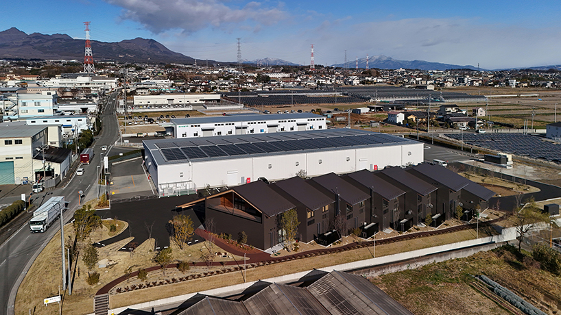 Se distribuyen siete techos de aguilón superpuestos en el Centro de Innovación de Haruna, Japón