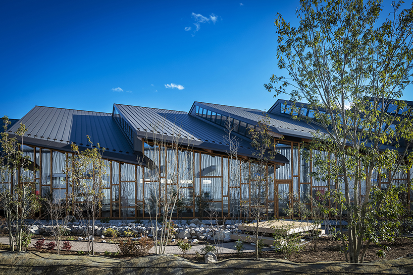 Se distribuyen siete techos de aguilón superpuestos en el Centro de Innovación de Haruna, Japón