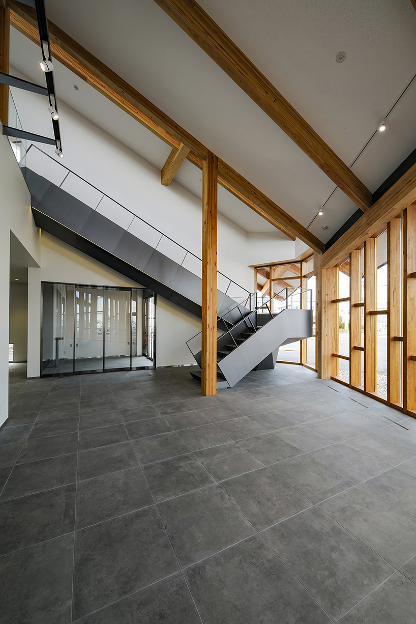 Se distribuyen siete techos de aguilón superpuestos en el Centro de Innovación de Haruna, Japón