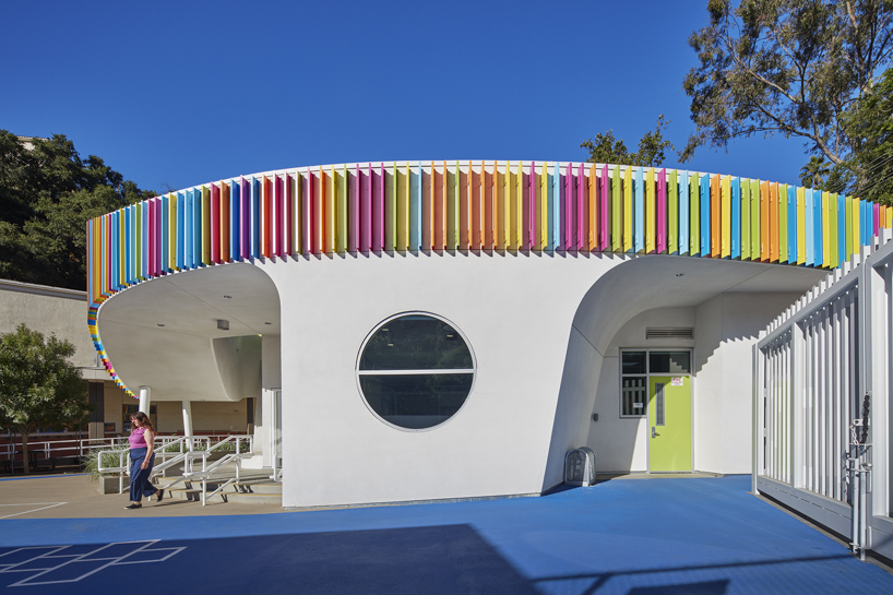 Louvers colorful is wrapped around the curved exterior of the elementary school in Los Angeles by Jfak