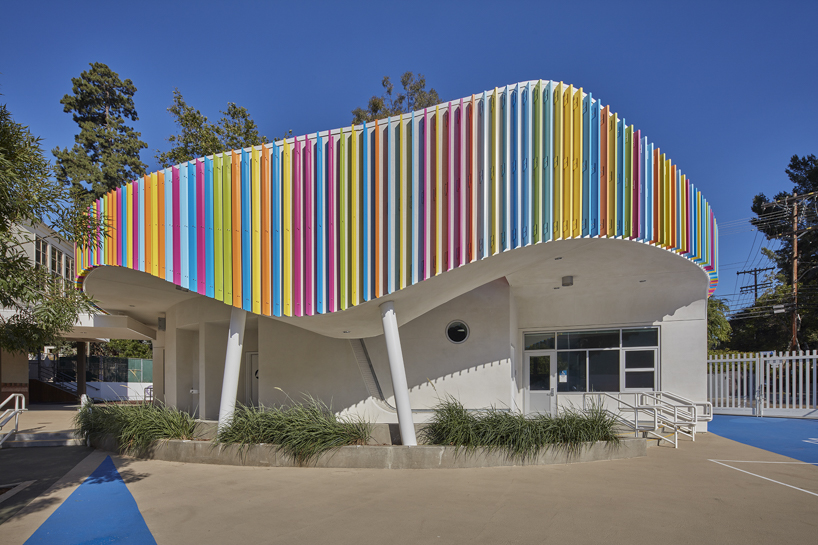 Louvers colorful is wrapped around the curved exterior of the elementary school in Los Angeles by Jfak