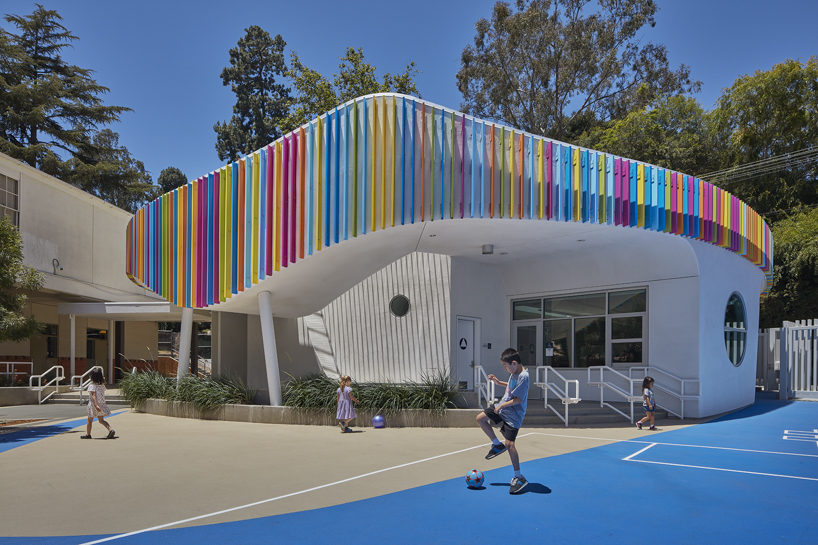 Louvers colorful is wrapped around the curved exterior of the elementary school in Los Angeles by Jfak