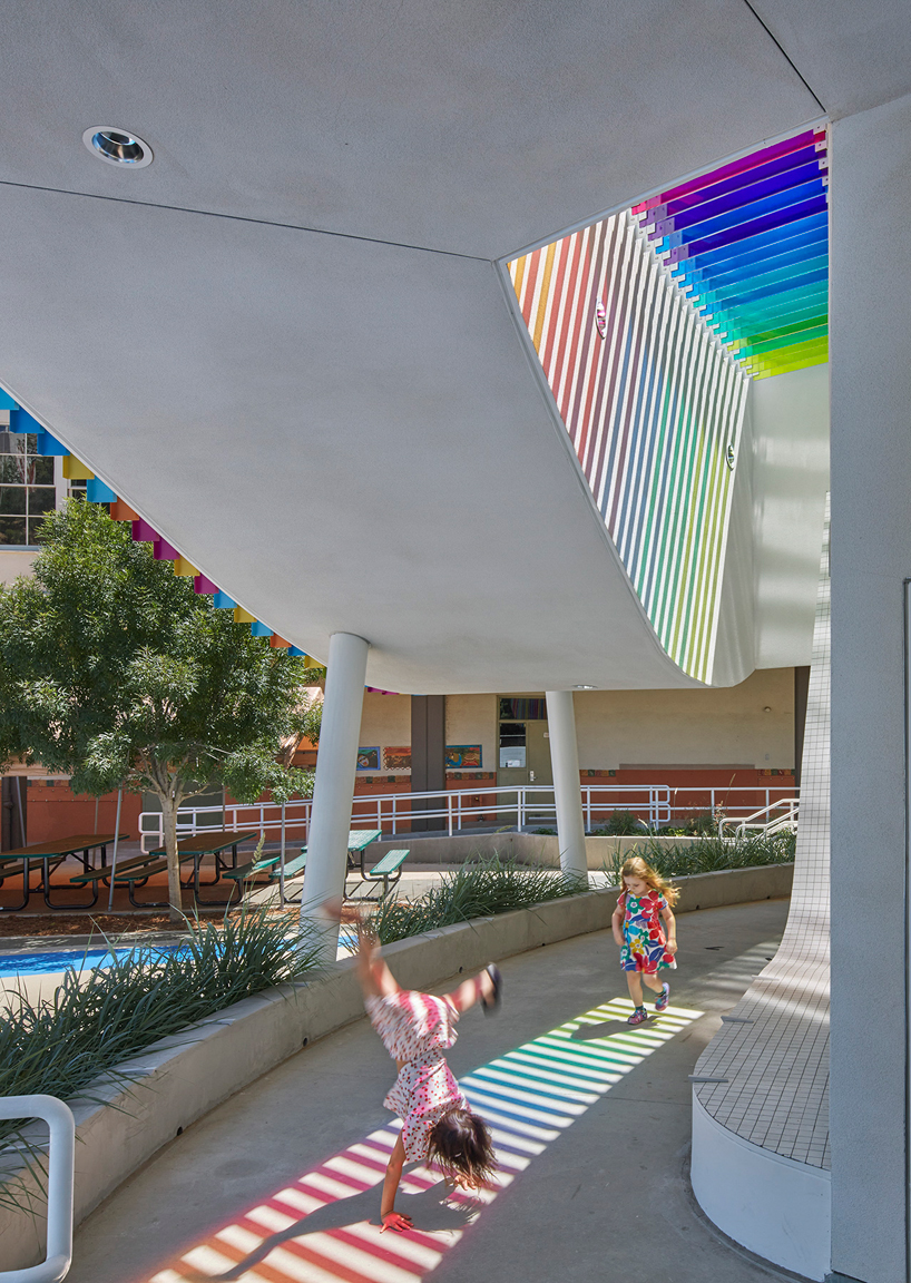 Louvers colorful is wrapped around the curved exterior of the elementary school in Los Angeles by Jfak