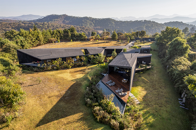two intersecting volumes of black concrete carve mavra house into the mexican landscape - 2
