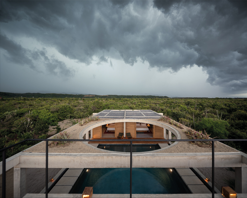 planted roof connects concrete casa cieno by TAC to oaxacan coast - 4
