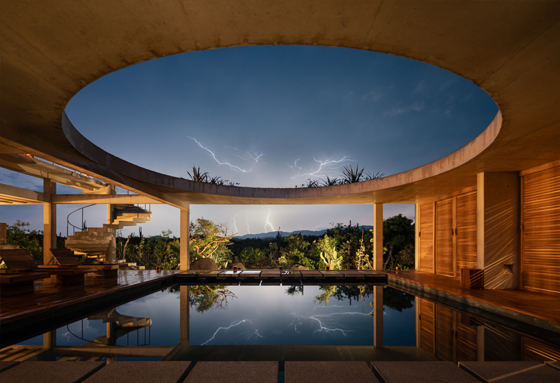 planted roof connects concrete casa cieno by TAC to oaxacan coast - 10
